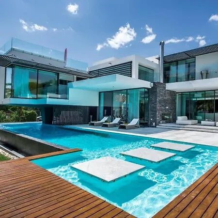 Orla Deluxe Luxury With Geo-thermal Swimming Pool Holiday home *