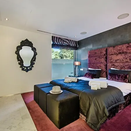 Holiday home Orla Deluxe Luxury With Geo-thermal Swimming Pool