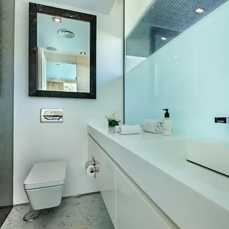 Orla Deluxe Luxury With Geo-thermal Swimming Pool Holiday home
